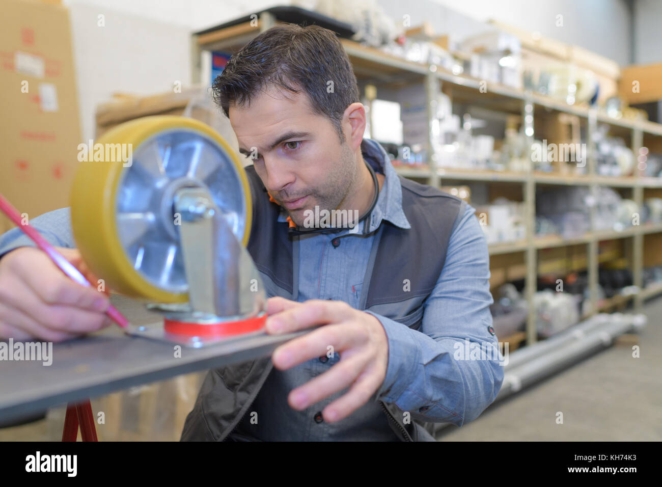 Worker securing wheel Stock Photo - Alamy
