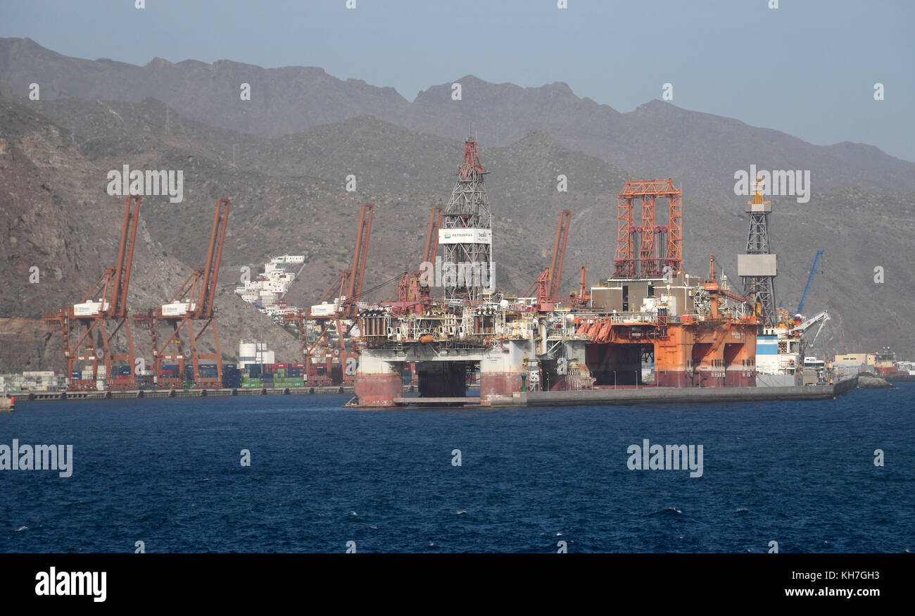 Mothballed oil rigs in the Santa Cruz port on Tenerife on Saturday, November 11, 2017. The Canary Islands ports are used by a number of oil companies for mothballing (preserving and storing production assets without using them to produce) rigs from the African and South American off shore oil fields for long periods of time due to the oversupply of product and the resulting fall in crude oil prices. Credit: Ron Sachs/CNP Photo: Ron Sachs/Consolidated/dpa Stock Photo
