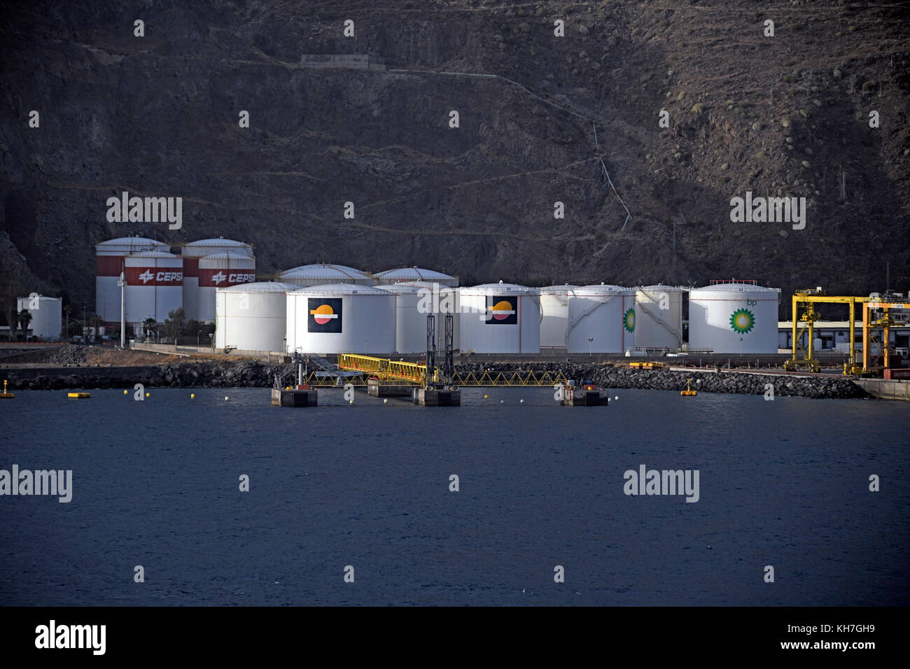 Mothballed oil rigs in the Santa Cruz port on Tenerife on Saturday, November 11, 2017. The Canary Islands ports are used by a number of oil companies for mothballing (preserving and storing production assets without using them to produce) rigs from the African and South American off shore oil fields for long periods of time due to the oversupply of product and the resulting fall in crude oil prices. Credit: Ron Sachs/CNP Photo: Ron Sachs/Consolidated/dpa Stock Photo