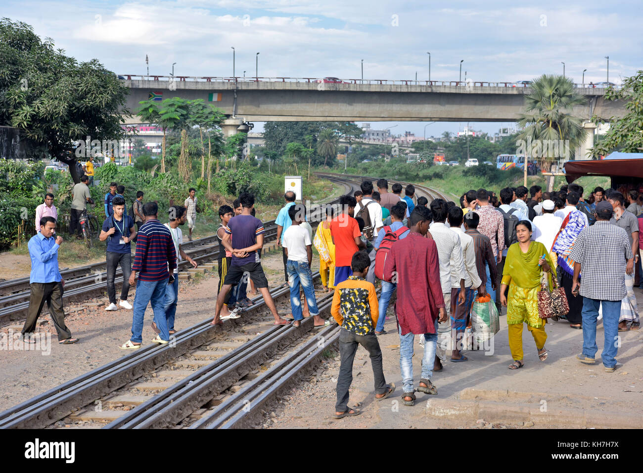 Dhaka, Bangladesh. 14th Nov, 2017. Crowded gather on the spot where a man died due to hit by a train at a level crossing in Dhaka, Bangladesh. The authorities have taken numerous steps to raise awareness about crossing streets and railway level crossings safely in Dhaka, but pedestrians continue to violate rules and put their lives at risk. Credit: SK Hasan Ali/Alamy Live News Stock Photo