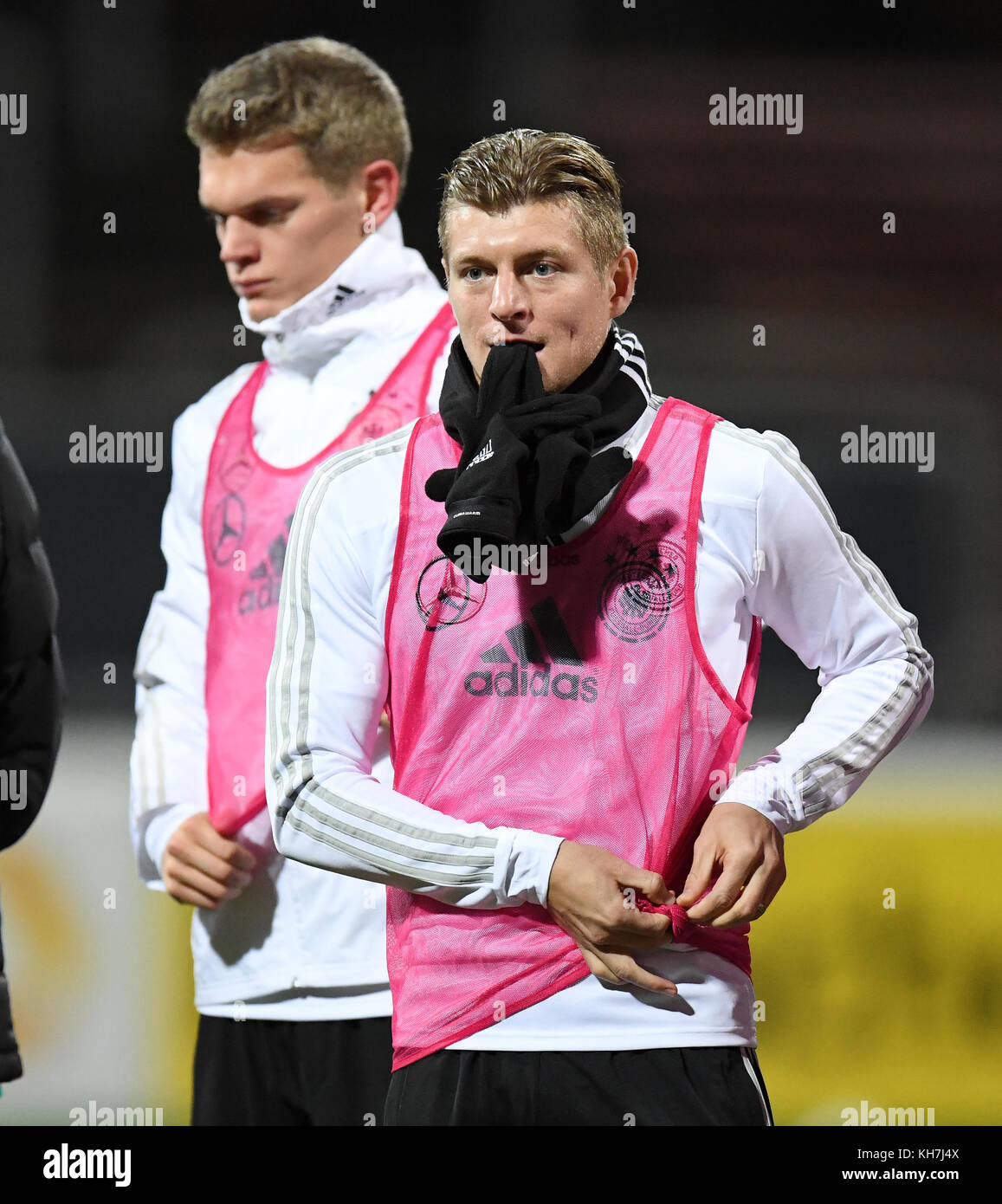 Toni Kroos (Germany) zieht sein Trainingsleibchen und Handschuhe an. Hinten  Matthias Ginter (Germany). GES/ Fussball/ DFB-