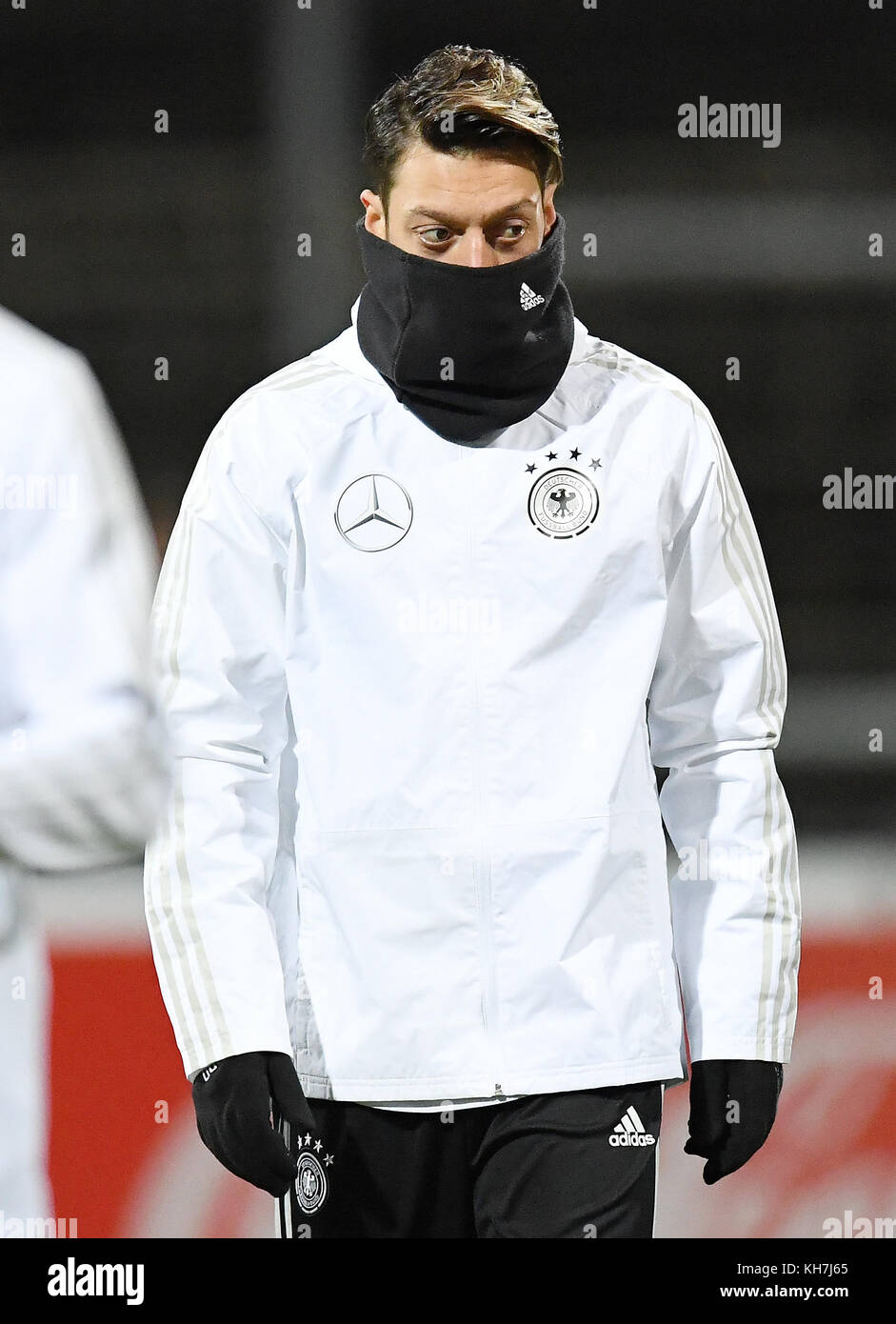 Mesut Oezil (Germany) with Schal versus die Kaelte. GES/ Fussball/ DFB- Training, Koeln, 13.11.2017 Football / Soccer: Training / prcactice of the  german national team, Cologne, November 13, 2017 |usage worldwide Stock  Photo - Alamy