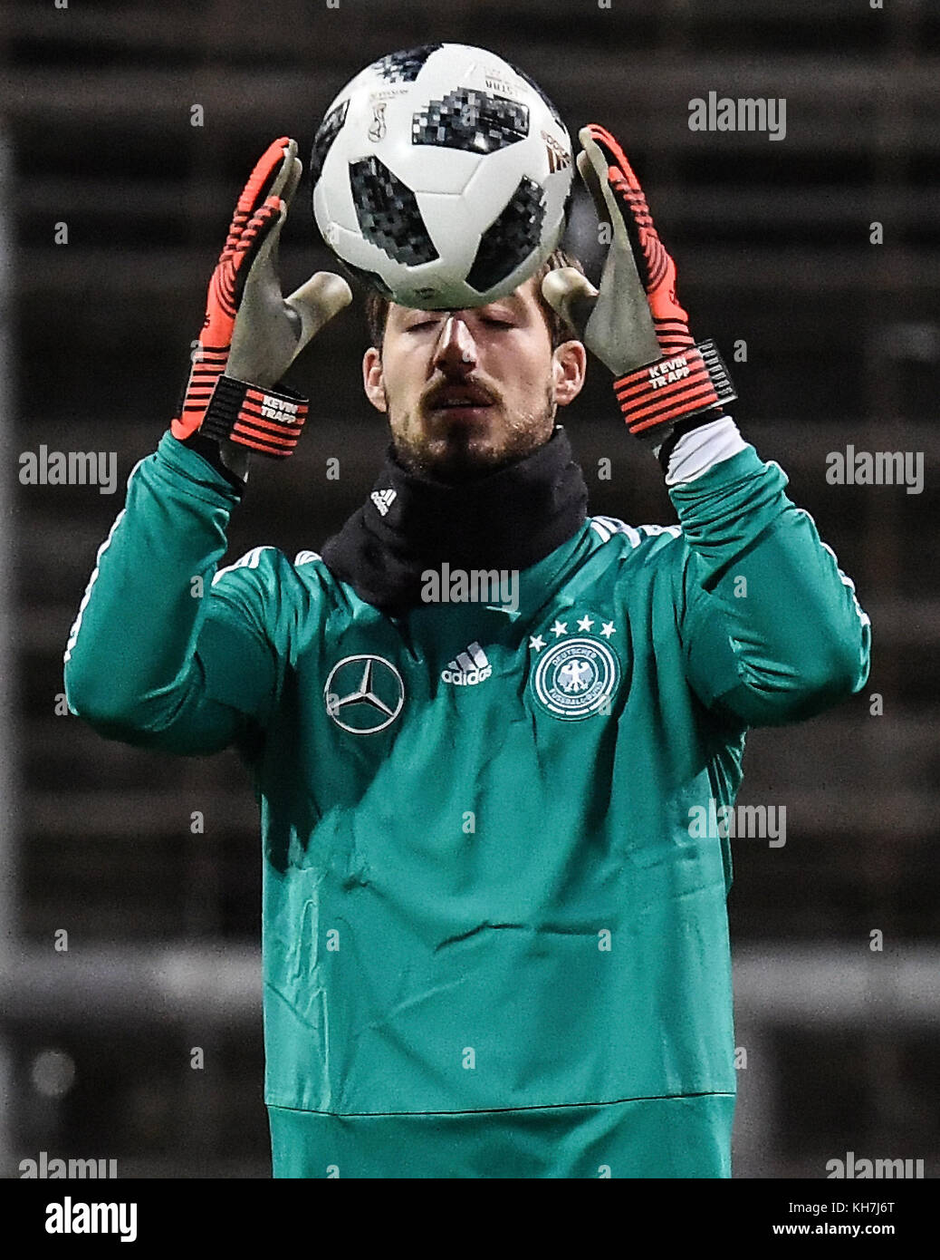 Koeln, Deutschland. 13th Nov, 2017. Kevin Trapp (Germany) faengt den ...