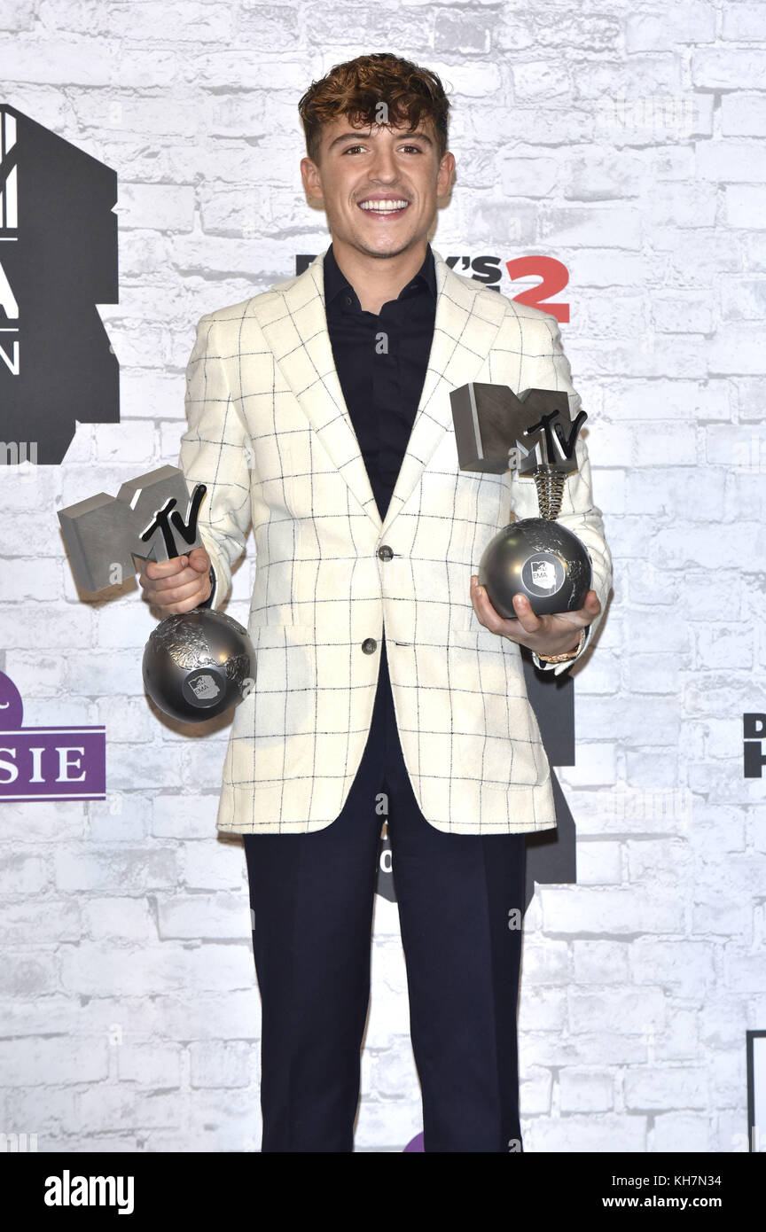 Lil Kleine Poses In The Winner S Room During The Mtv European Music Stock Photo Alamy