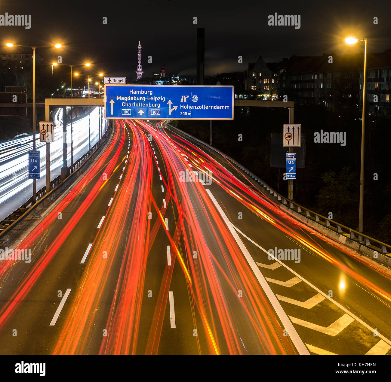 Berlin, Germany. 14th Nov, 2017. Heavy traffic pictured on the express ...