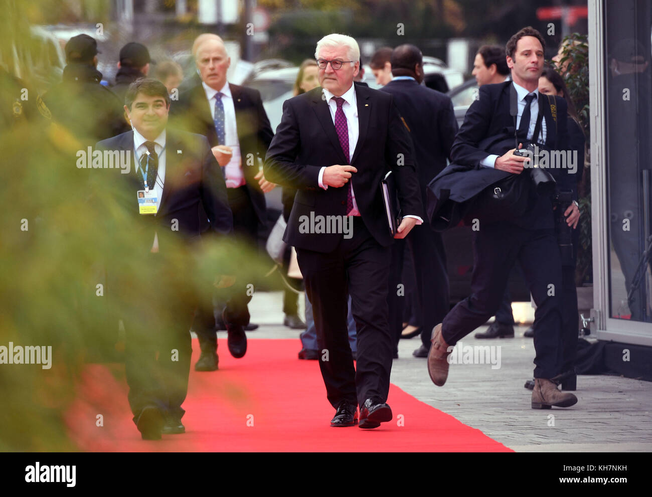 Bonn, Germany . 15th Nov, 2017. German President Frank-Walter Steinmeier arriving to the World Climate Conference in Bonn, Germany, 15 November 2017. The COP23 World Climate Conference takes place in Bonn between 06 and 17 November. Credit: dpa picture alliance/Alamy Live News Stock Photo