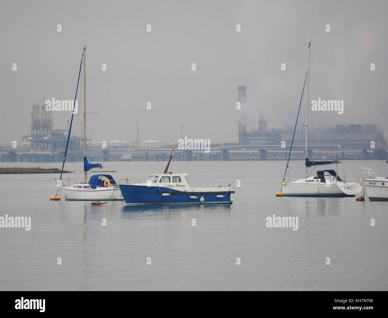 Queenborough, Kent, UK. 15th Nov, 2017. UK Weather: a calm and relatively mild November day in the historic town of Queenborough on the Isle of Sheppey. Boats in Queenborough Harbour. Credit: James Bell/Alamy Live News Stock Photo