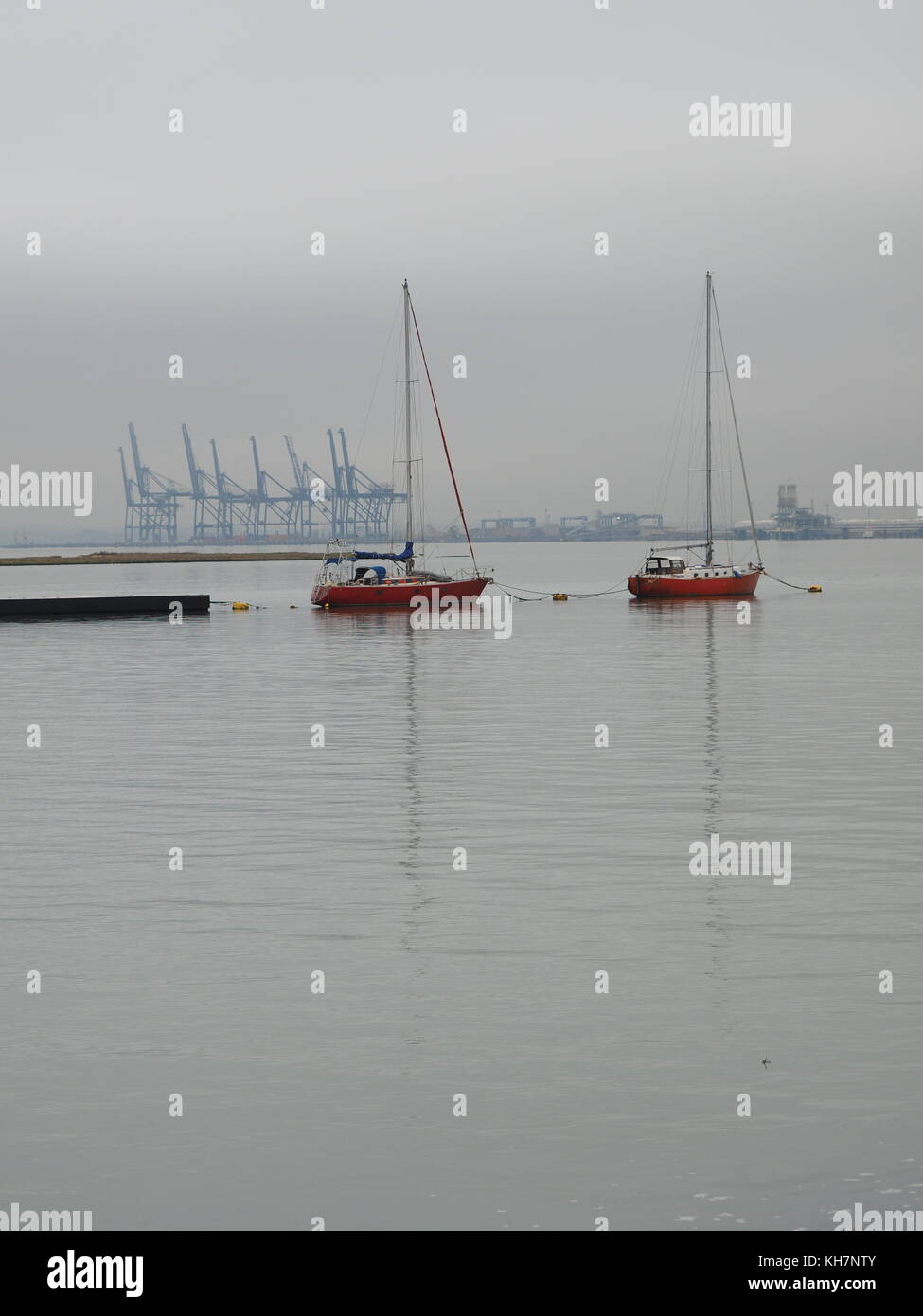 Queenborough, Kent, UK. 15th Nov, 2017. UK Weather: a calm and relatively mild November day in the historic town of Queenborough on the Isle of Sheppey. Boats in Queenborough Harbour. Credit: James Bell/Alamy Live News Stock Photo