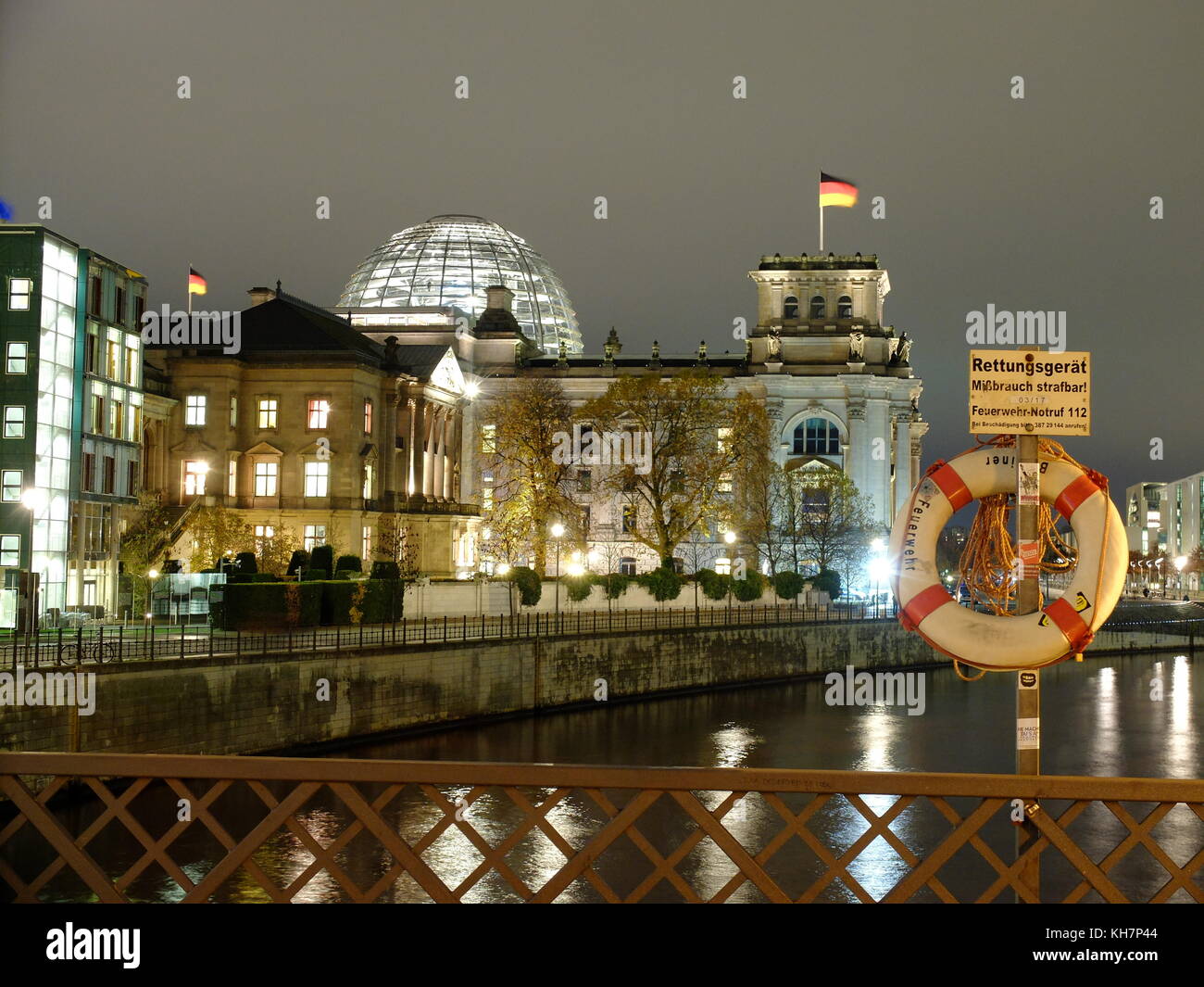 Berlin, Germany. 14th Nov, 2017. The building of the German Parliamentary Association (L), the former palace of the President of the Reichstag, and the Reichstag building, standing lightly lit in front of the shore of the river Spree in Berlin, Germany, 14 November 2017. The CDU, CSU, FDP and the Greens are aiming to publicly present on Thursday (16 November) the results of their exploratory talks regarding a potential 'Jamaica' coalition. Credit: Stefan Jaitner/dpa-Zentralbild/dpa/Alamy Live News Stock Photo