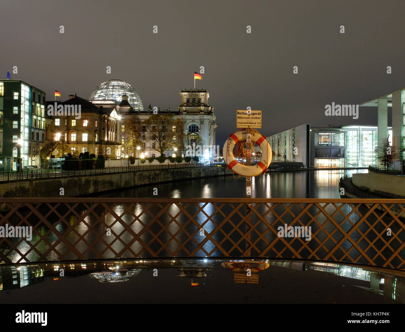 Berlin, Germany. 14th Nov, 2017. The building of the German Parliamentary Association (L), the former palace of the President of the Reichstag, and the Reichstag building, standing lightly lit in front of the shore of the river Spree in Berlin, Germany, 14 November 2017. The CDU, CSU, FDP and the Greens are aiming to publicly present on Thursday (16 November) the results of their exploratory talks regarding a potential 'Jamaica' coalition. Credit: Stefan Jaitner/dpa-Zentralbild/dpa/Alamy Live News Stock Photo