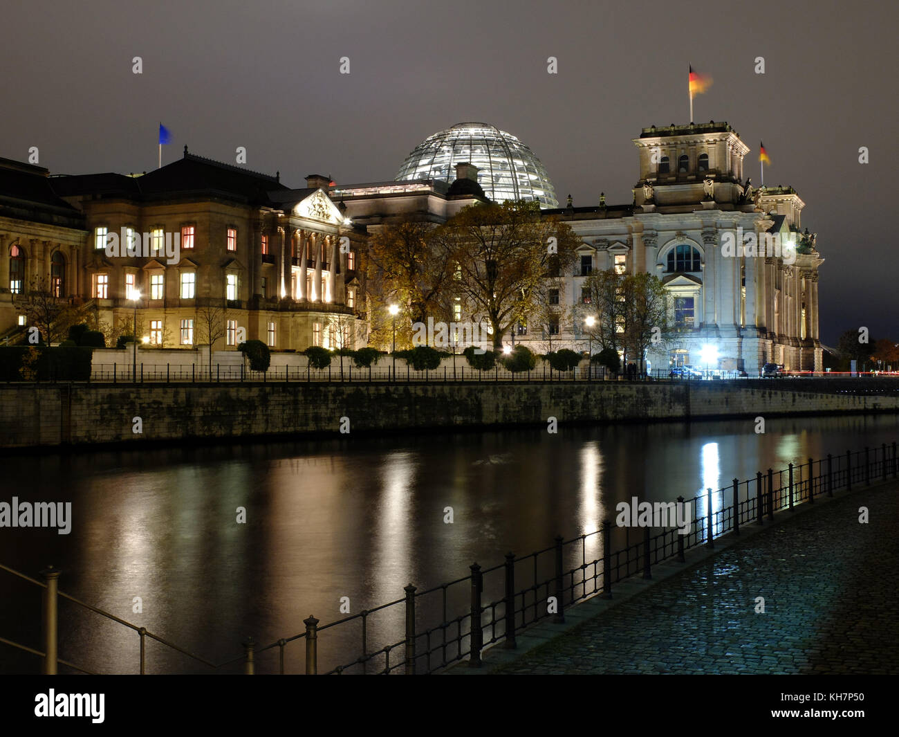 Berlin, Germany. 14th Nov, 2017. The building of the German Parliamentary Association (L), the former palace of the President of the Reichstag, and the Reichstag building, standing lightly lit in front of the shore of the river Spree in Berlin, Germany, 14 November 2017. The CDU, CSU, FDP and the Greens are aiming to publicly present on Thursday (16 November) the results of their exploratory talks regarding a potential 'Jamaica' coalition. Credit: Stefan Jaitner/dpa-Zentralbild/dpa/Alamy Live News Stock Photo