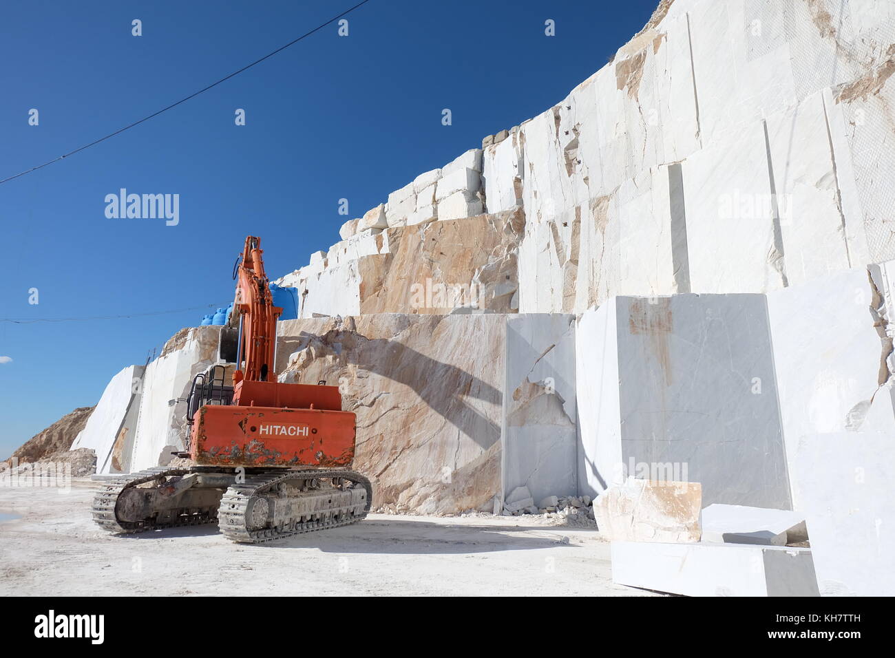 Colonnata, Tuscany, Italy. 23rd Oct, 2017. An excavator pictured in a Carrara marble quarry in Colonnata, Tuscany, Italy, 23 October 2017. Credit: Alvise Armellini/dpa/Alamy Live News Stock Photo