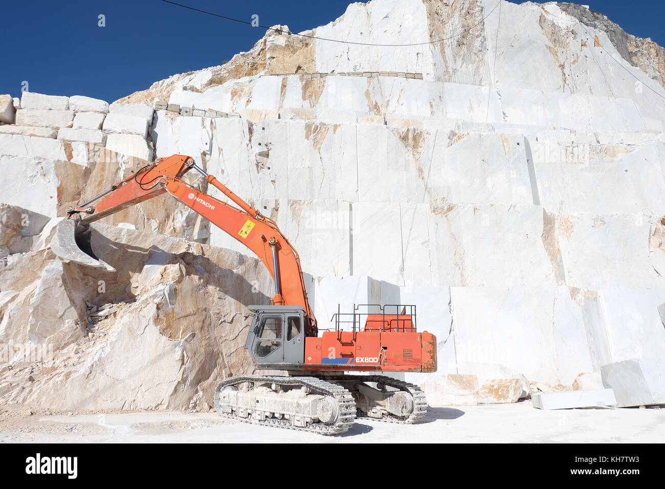 Colonnata, Tuscany, Italy. 23rd Oct, 2017. An excavator pictured in a Carrara marble quarry in Colonnata, Tuscany, Italy, 23 October 2017. Credit: Alvise Armellini/dpa/Alamy Live News Stock Photo