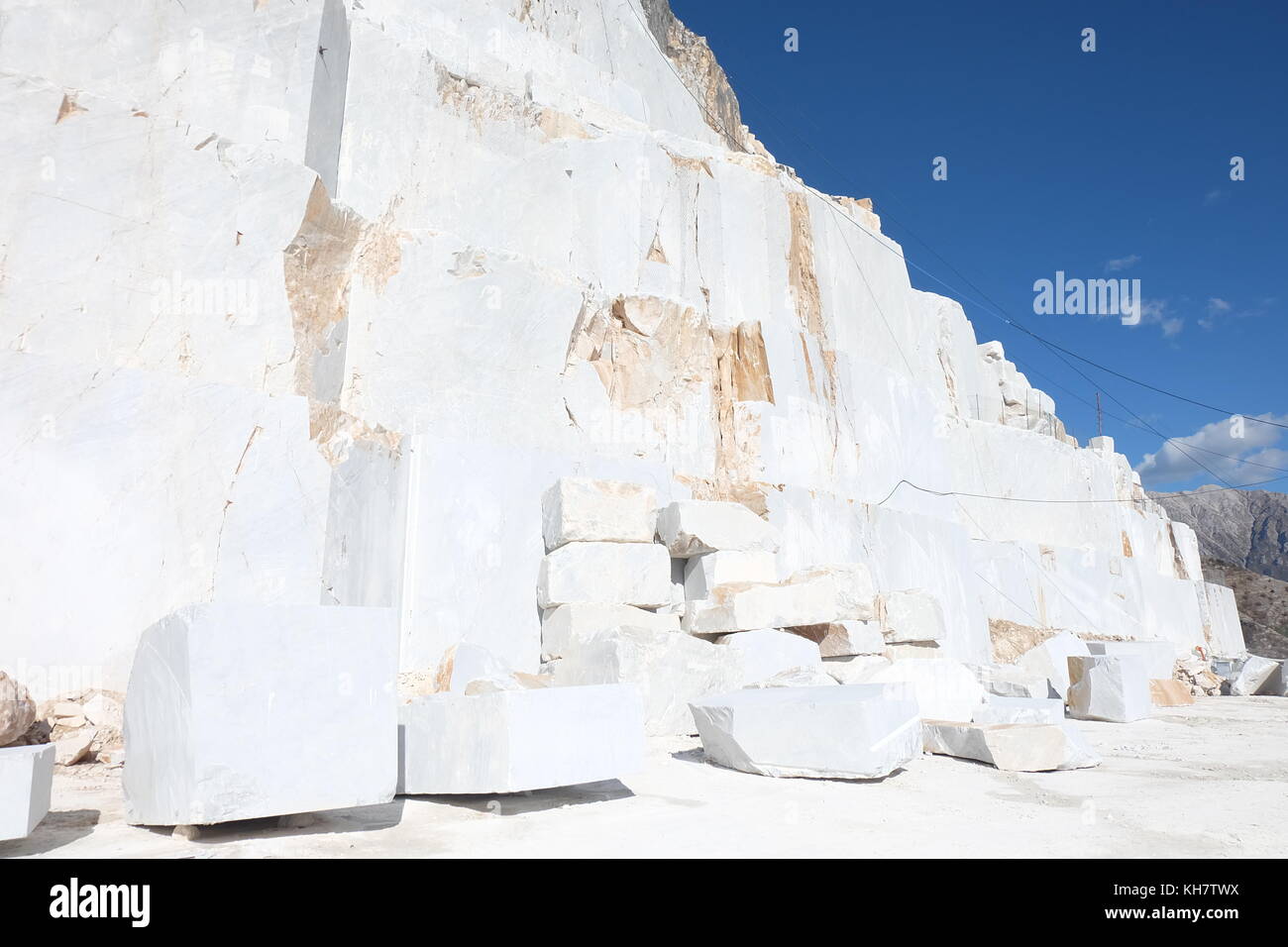 Colonnata, Tuscany, Italy. 23rd Oct, 2017. Picture of marble blocks in a marble quarry in Colonnata, Tuscany, Italy, 23 October 2017. Credit: Alvise Armellini/dpa/Alamy Live News Stock Photo