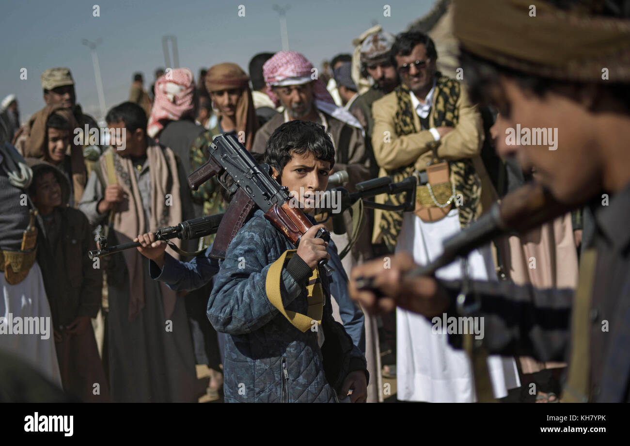 Sanaa, Yemen. 16th Nov, 2017. A boy shoulders a weapon as Houthi rebel fighters hold a gathering aimed at mobilizing more fighters before heading to battlefronts in Sanaa, Yemen, 16 November 2017. According to the international aid group Save the Children the ongoing war in the country takes a particular heavy toll on the youngest, with approximately 120 children dying every day. The group says already over 50,000 children are believed to have died in 2017. Credit: Hani Al-Ansi/dpa/Alamy Live News Stock Photo