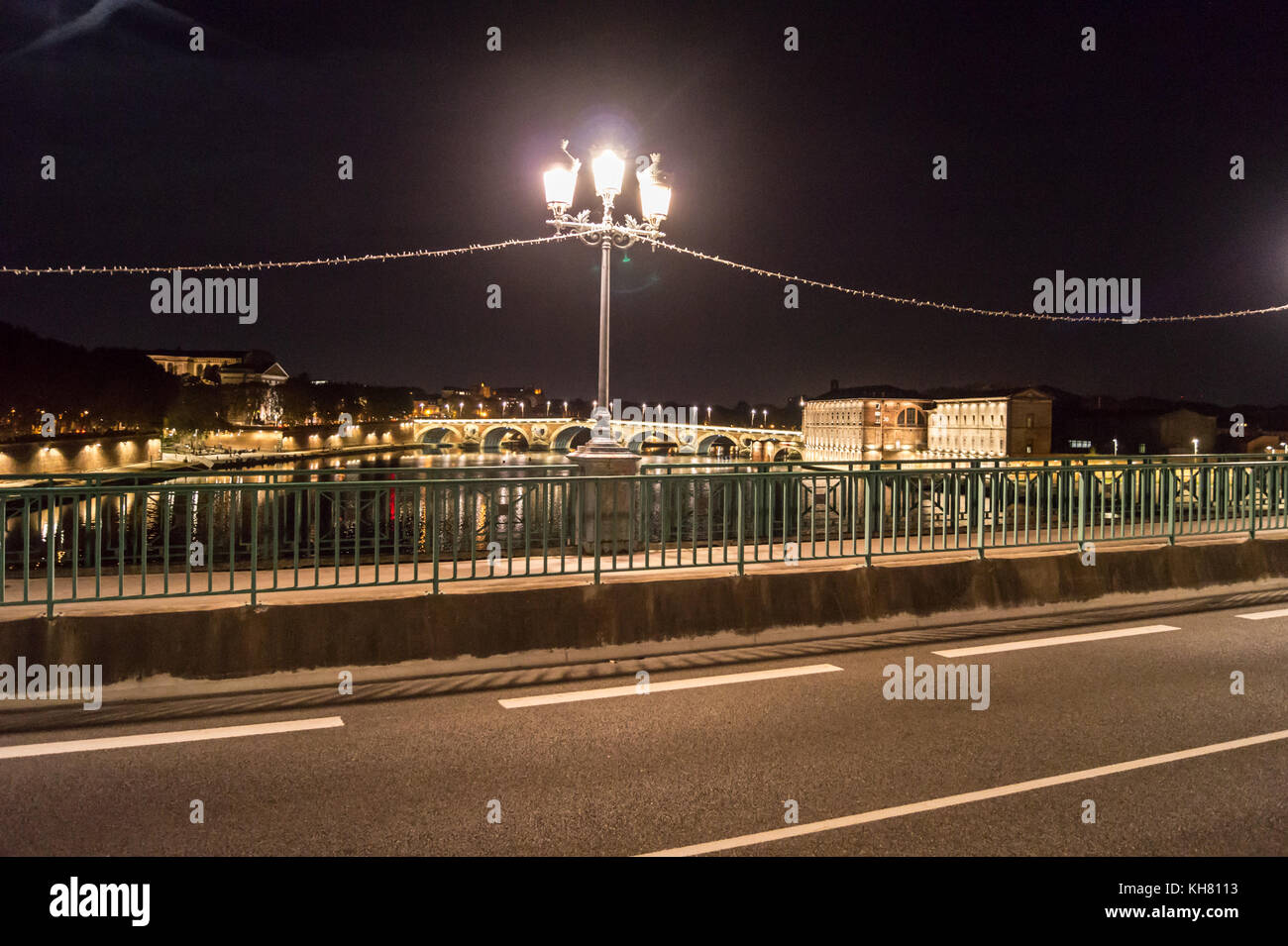 Pont Neuf and Quai de la Daurade floodlit at night, from Pont St. Pierre, Garonne river, Toulouse, Haute-Garonne, Occitanie, France Stock Photo