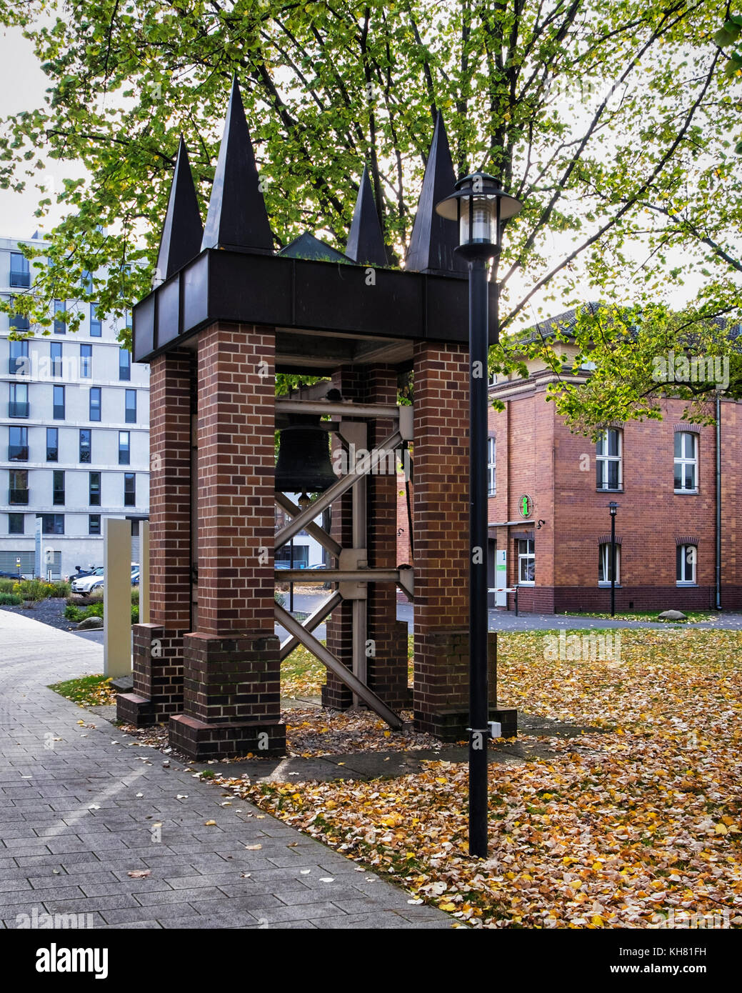 Berlin, Mitte,Tiergarten. Brass bell in grounds of Evangelical Elizabeth clinic, hospital building Stock Photo