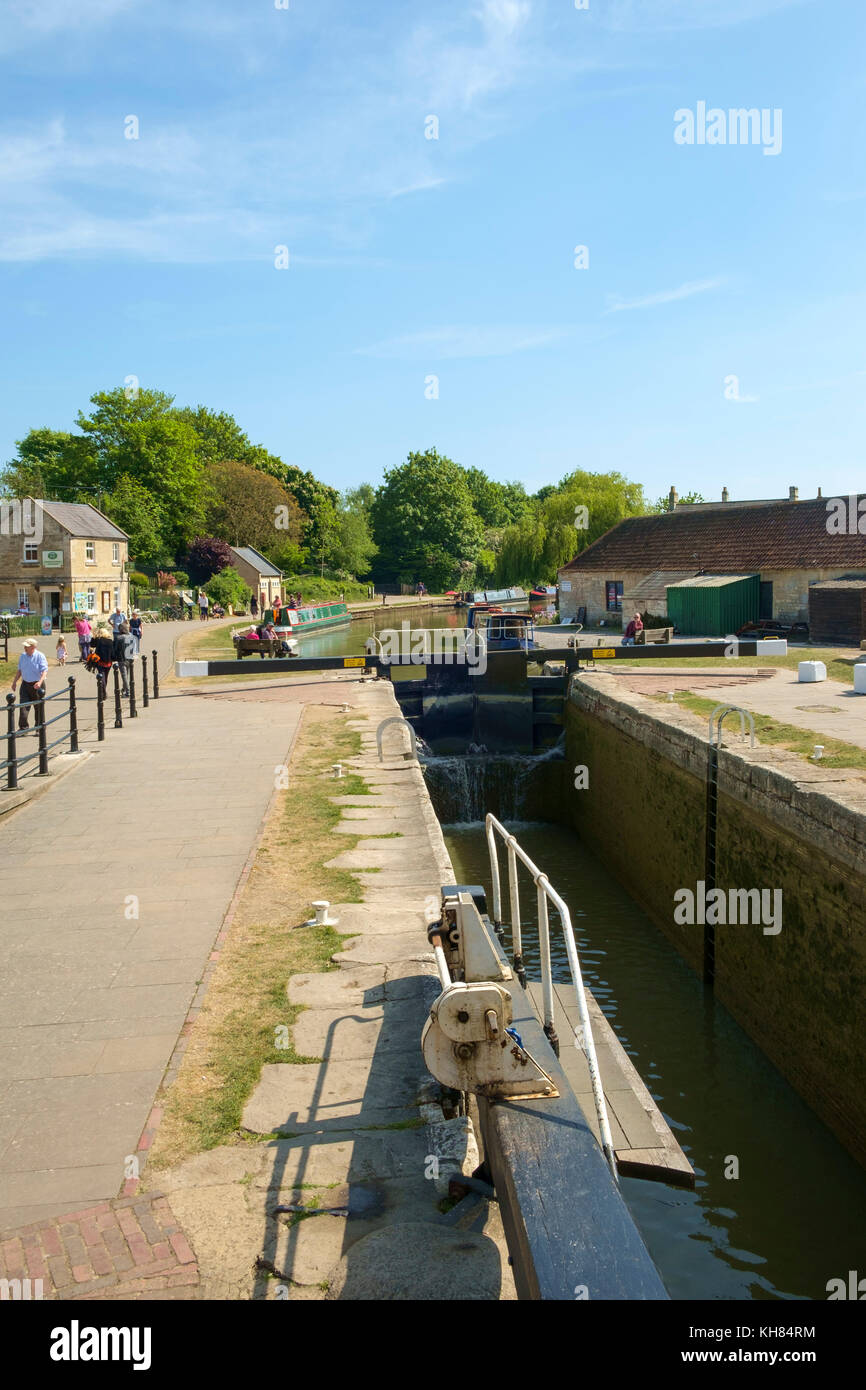 Spring sunshine brings sightseers to Bradford Wharf and Bradford Lock on The Kennet & Avon Canal in Bradford on Avon, Wiltshire, UK Stock Photo