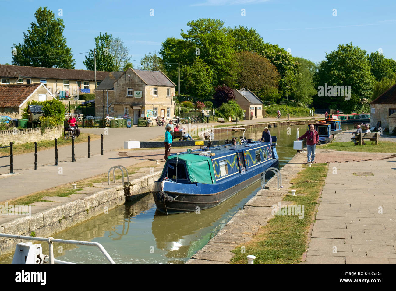 Spring sunshine brings sightseers to Bradford Wharf and Bradford Lock on The Kennet & Avon Canal in Bradford on Avon, Wiltshire, UK Stock Photo
