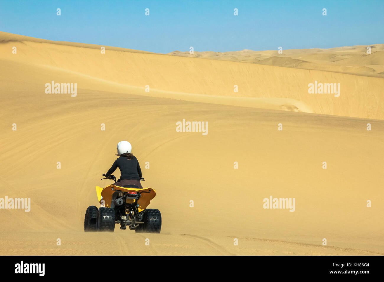 Quad driving people - two happy bikers in sand desert Stock Photo - Alamy