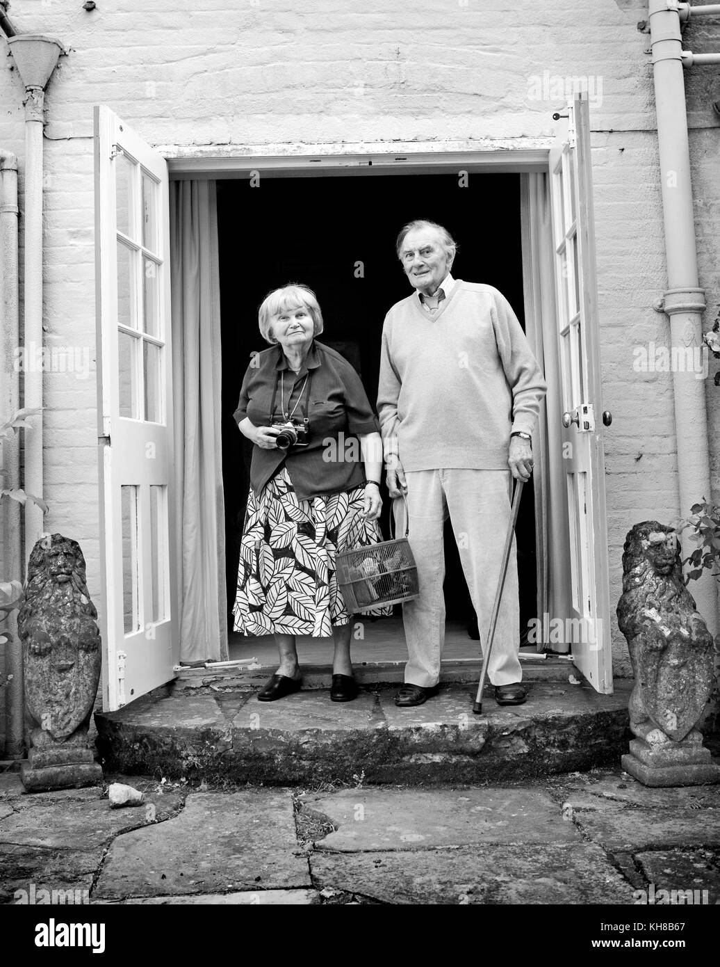 Photographer Jane Bown (13 March 1925 – 21 December 2014) and cartoonist/ illustrator Haro Hodson, B&W portrait in doorway Stock Photo