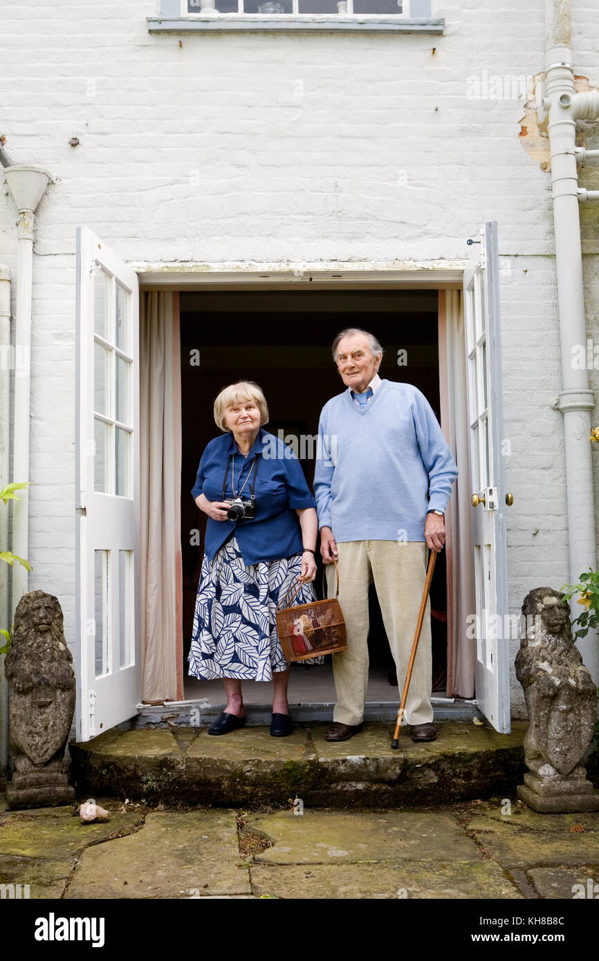 Photographer Jane Bown (13 March 1925 – 21 December 2014) and cartoonist/ illustrator Haro Hodson, portrait in doorway Stock Photo