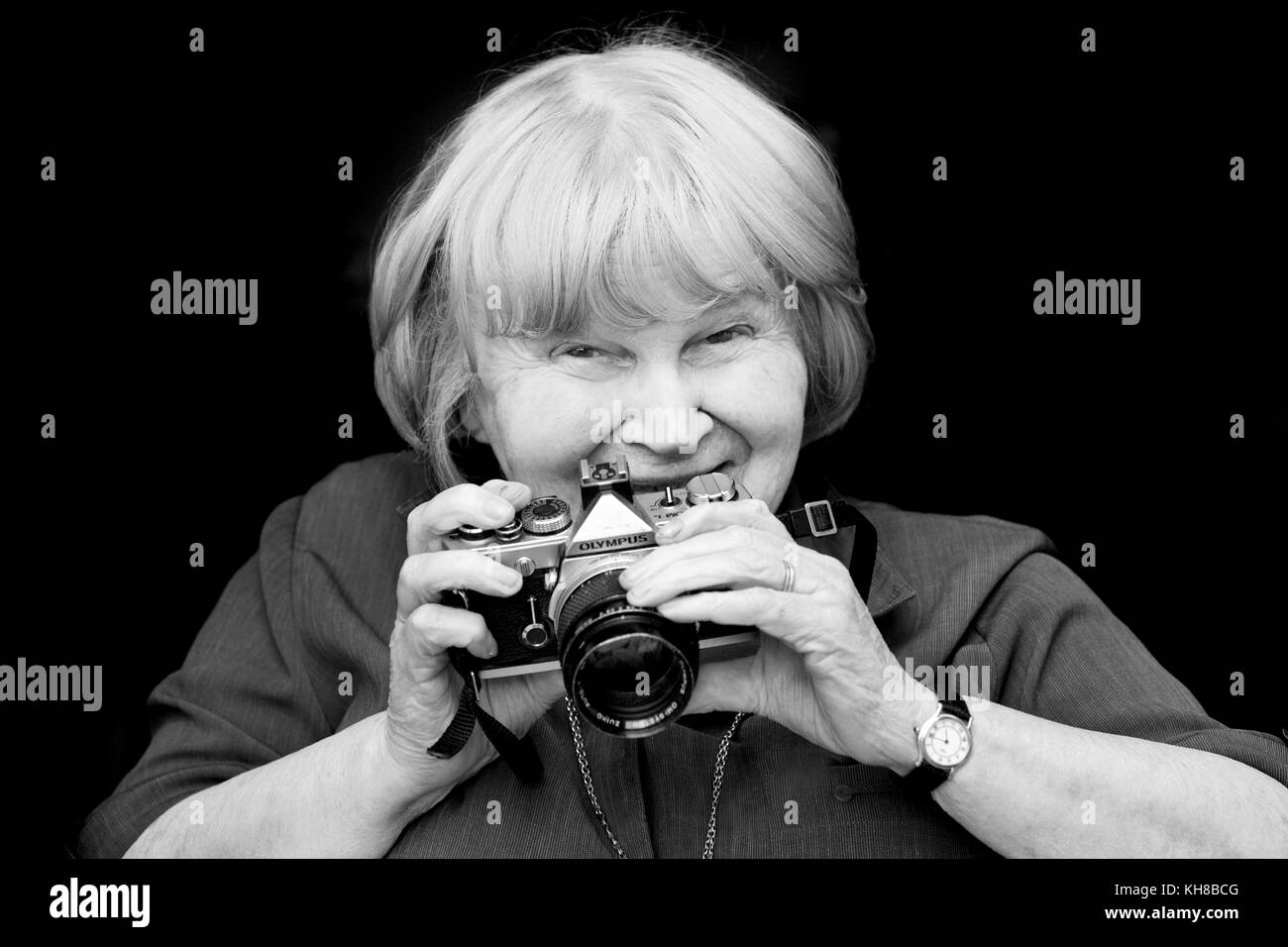 Photographer Jane Bown (13 March 1925 – 21 December 2014), B&W portrait holding camera Stock Photo