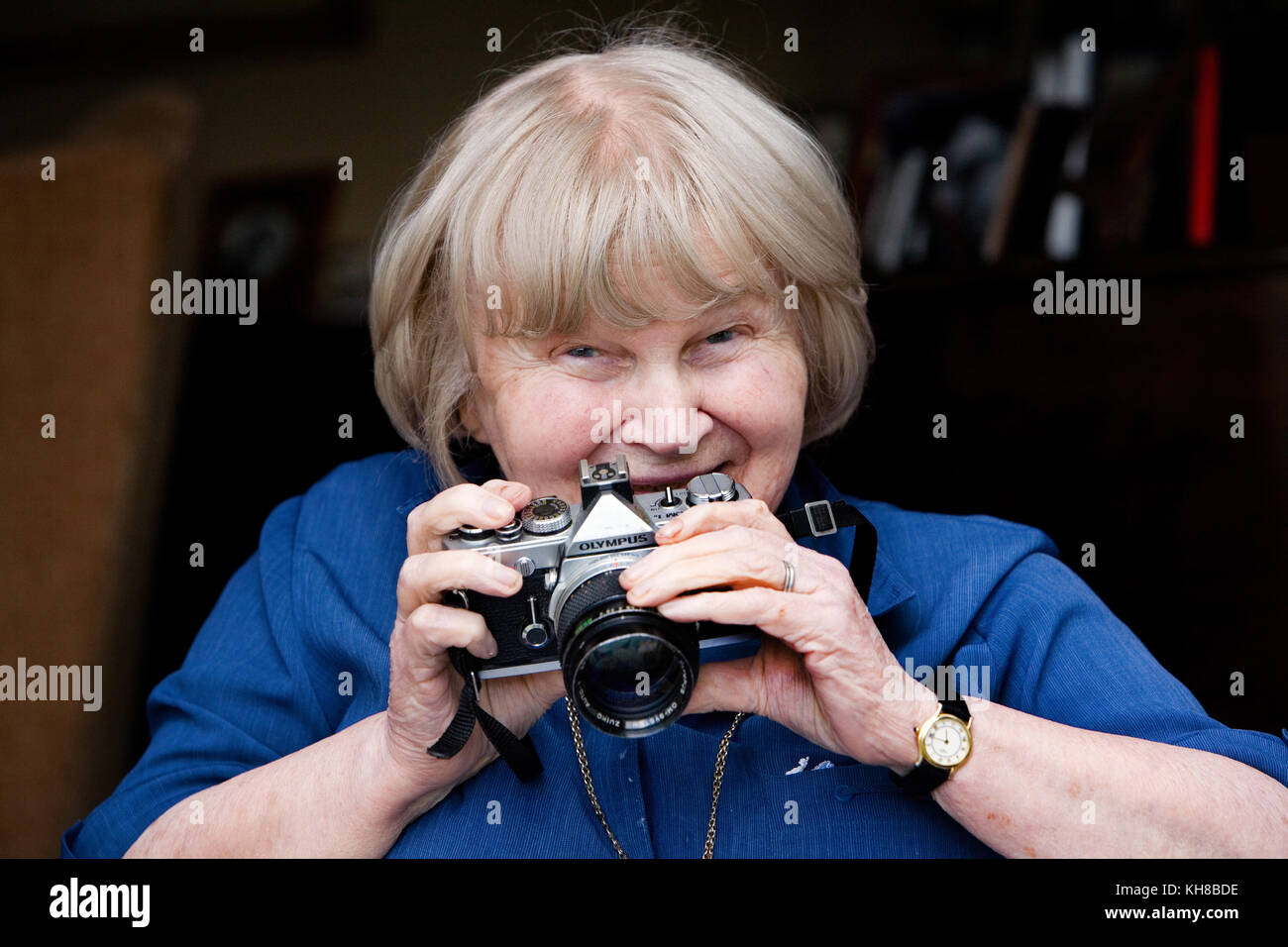 Photographer Jane Bown (13 March 1925 – 21 December 2014), portrait holding camera Stock Photo
