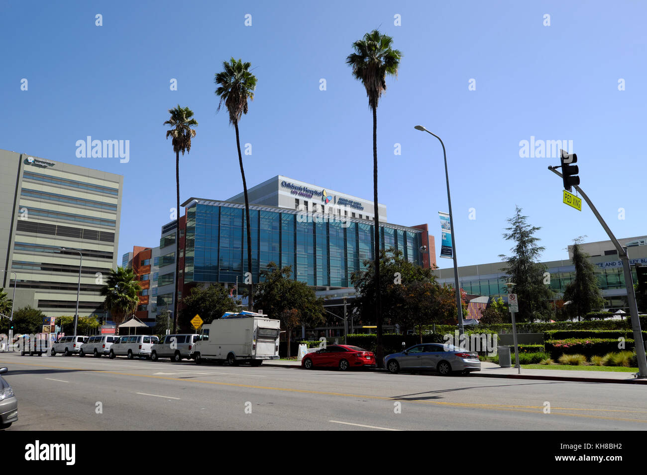 https://c8.alamy.com/comp/KH8BH2/sunset-boulevard-street-view-of-chla-building-childrens-hospital-los-KH8BH2.jpg