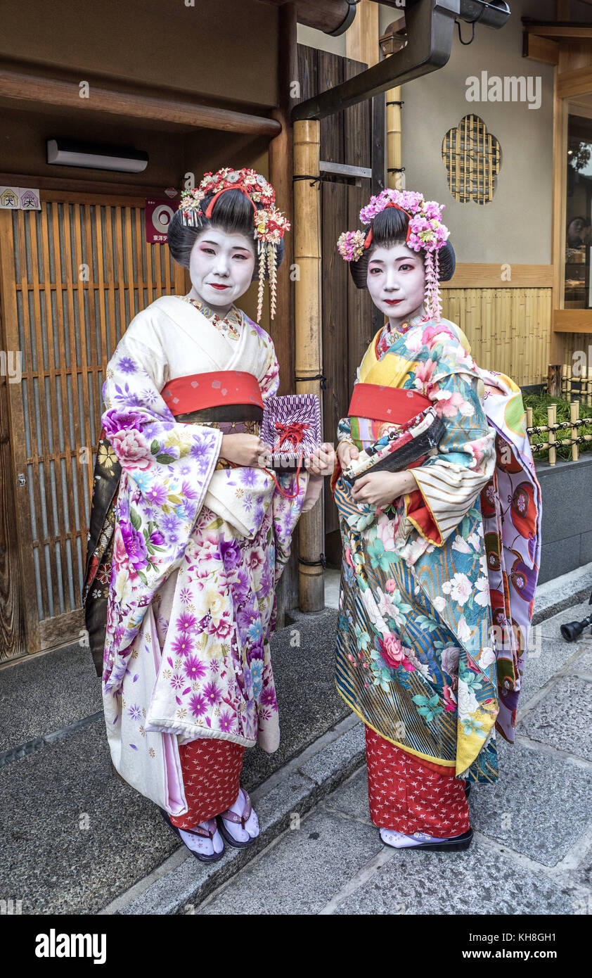 Japan, Kyoto City, Geishas *** Local Caption *** colorful, Geishas, girls,  japan, japanese, kimono, Kyoto City, maiko, make up, tourism, Traditional  Stock Photo - Alamy