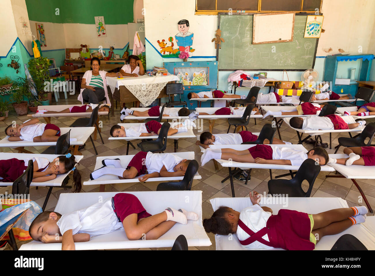 Mittagsschlaf in der Grundschule in Trinidad, Provinz Sancti Spiritus, Kuba Engl.: Cuba, Sancti Spiritus province, Trinidad, public school, afternoon  Stock Photo