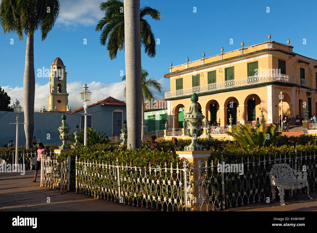 Kirche San Francisco und Museo Romantico an der Plaza Mayor in Trinidad, Provinz Sancti Spiritus, Kuba Engl.: Cuba, Sancti Spiritus province, Trinidad Stock Photo