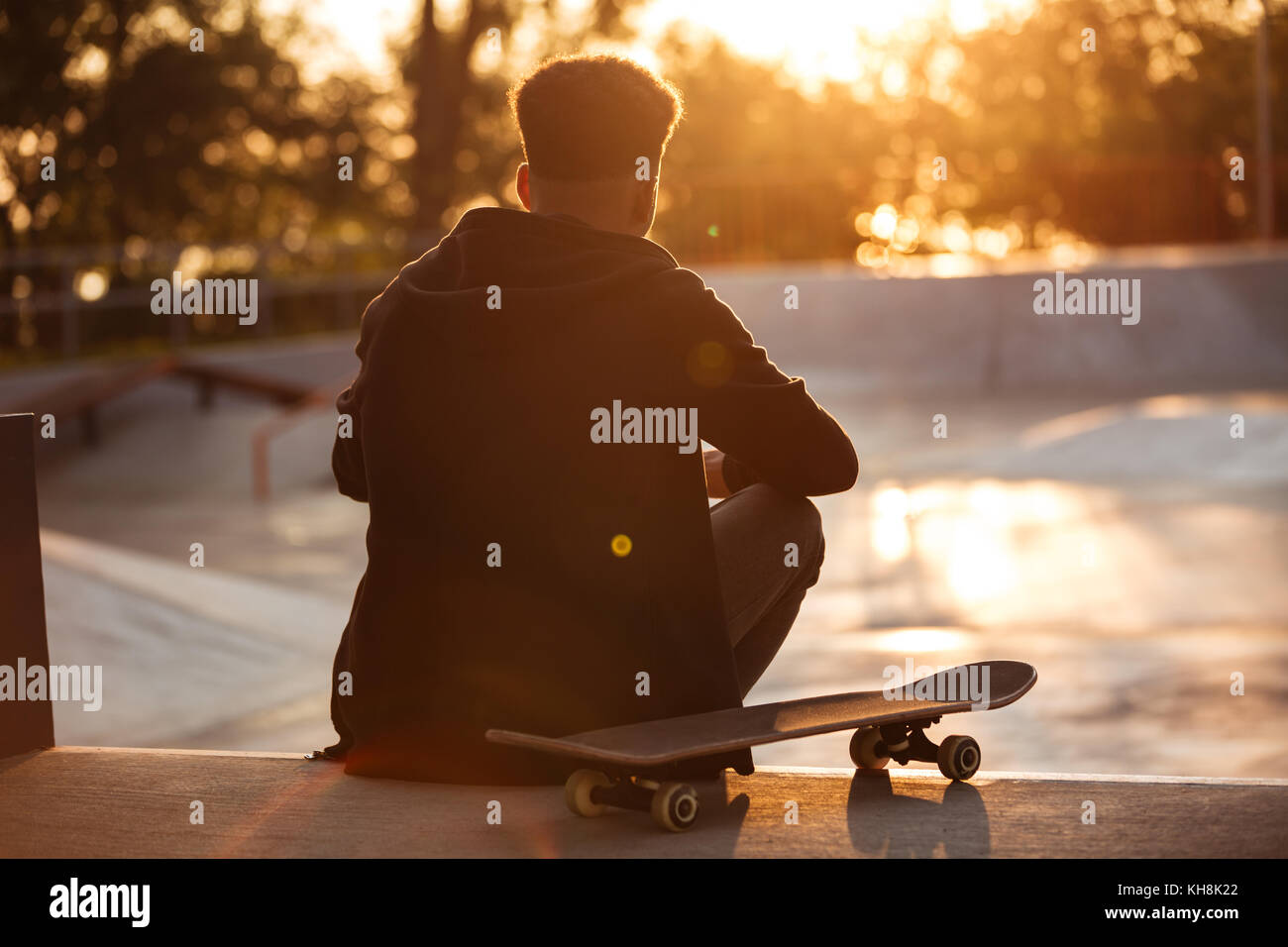 Teenager back outside urban hi-res stock photography and images - Alamy