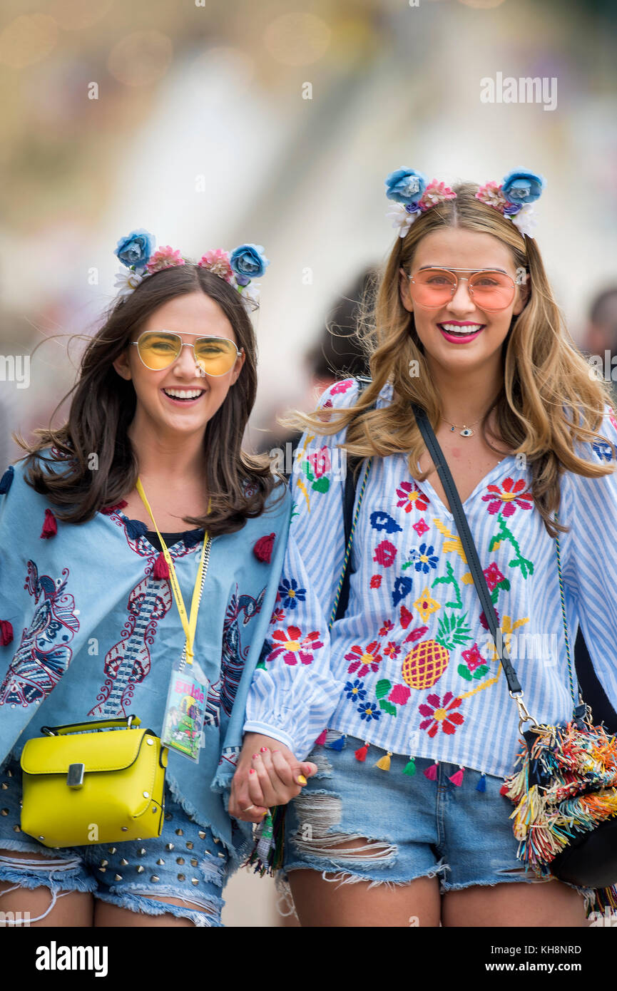 Matching outfits teenagers hi res stock photography and images Alamy