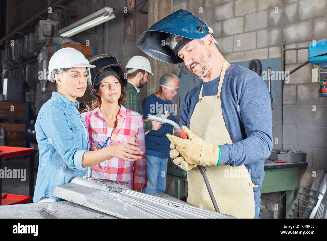 Welder apprenticeship lesson with two trainee women Stock Photo