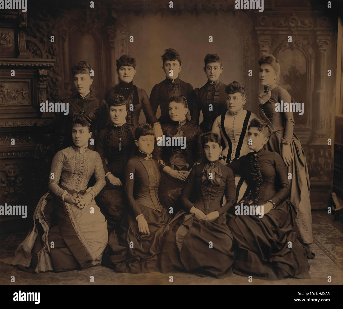 Vintage group of women hi-res stock photography and images - Alamy