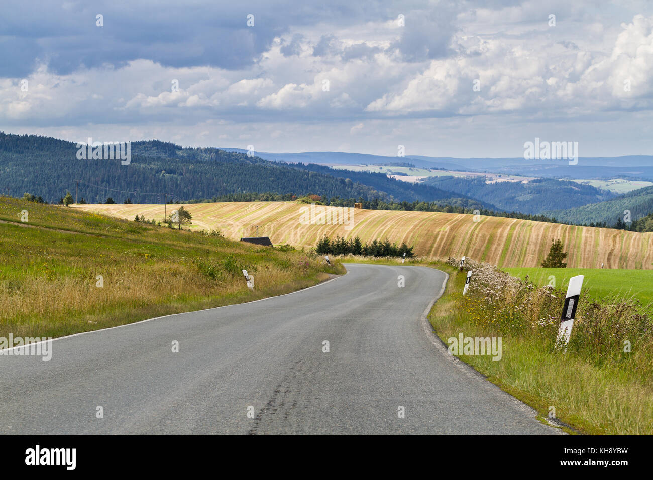 Landstrasse Blick in die Ferne Stock Photo
