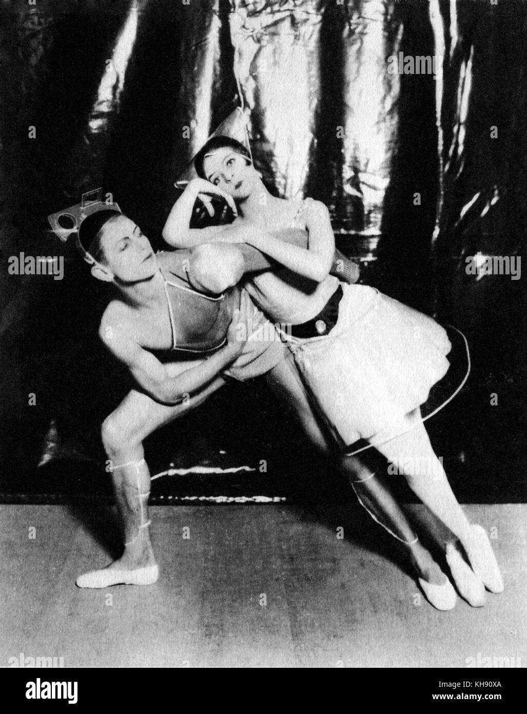 Serge Lifar and Nikitina in La Chatte - ballet (1927) with score by Henri Sauguet and choreography by George Balanchine. With corps de ballet of the Ballets Russes.  SL:  French ballet dancer and choreographer of Ukrainian origin, 15 April 1905 – 15 December 1986. Stock Photo