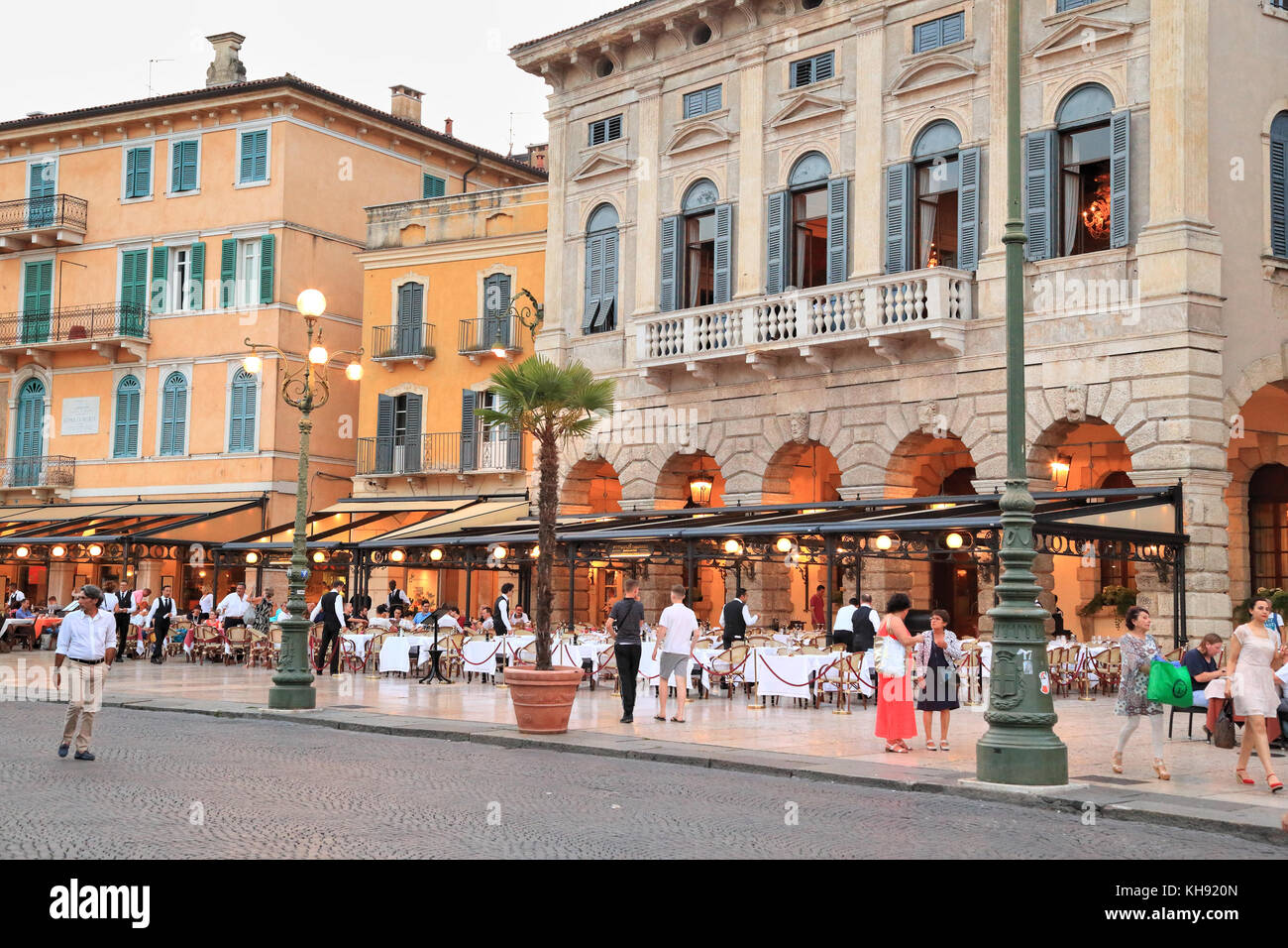Ristorante Vittorio Emanuele Piazza Bra Verona Stock Photo Alamy