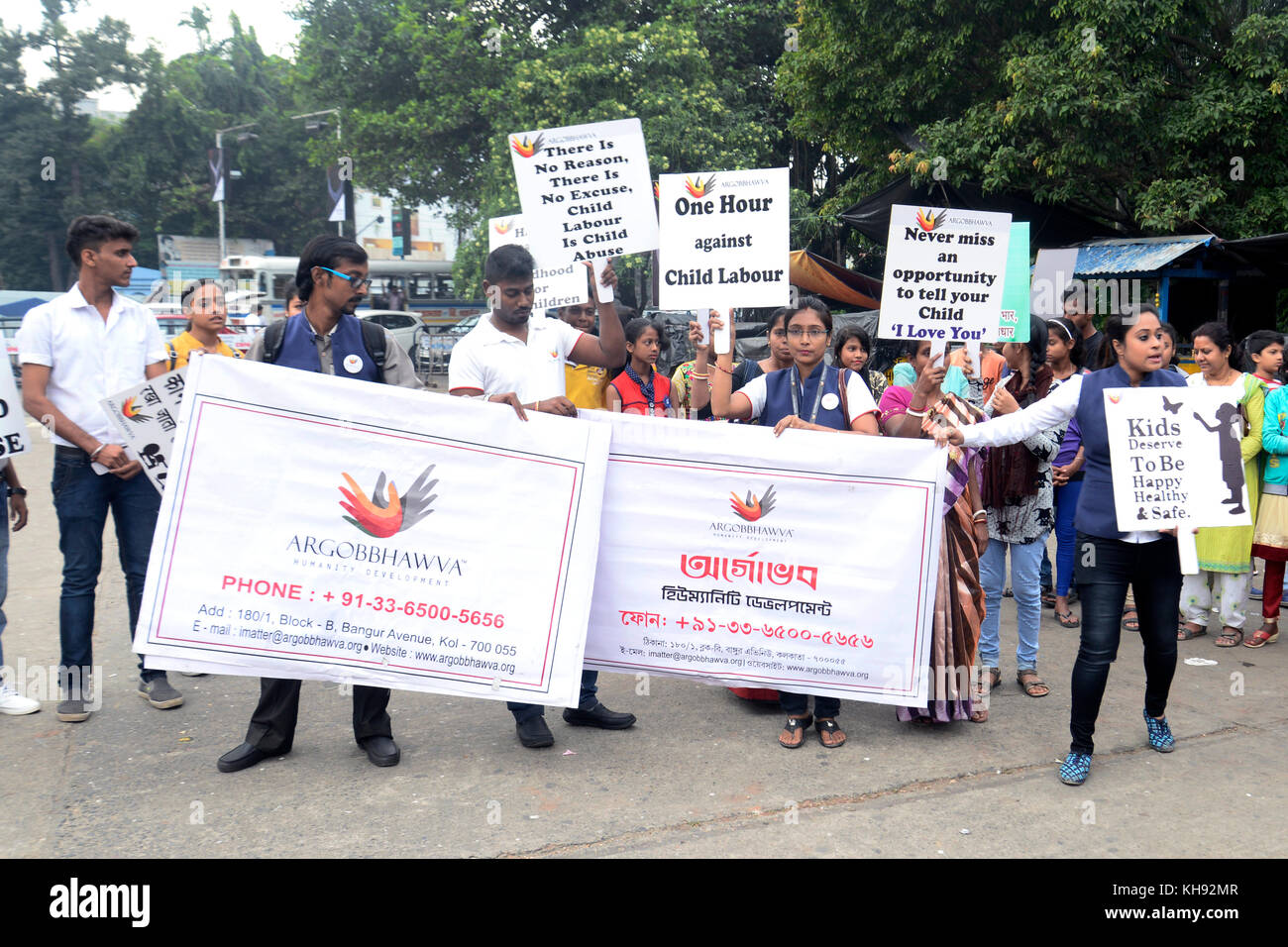 Kolkata, India. 14th Nov, 2017. Social activist along with children take part in a campaign for child safety and child protection on the occasion of Children Day on November 14, 2017 in Kolkata. Children Day celebrate across India to increase awareness of the rights, care and education of the children on 14th November annual on the birth anniversary of the first Prime Minister of India Jawaharlal Nehru also call Chacha Nehru. Credit: Saikat Paul/Pacific Press/Alamy Live News Stock Photo