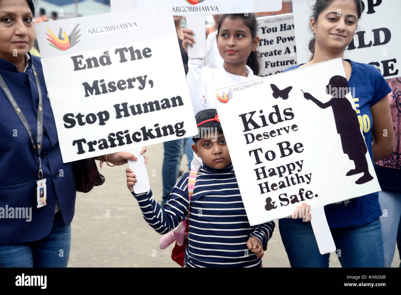 Kolkata, India. 14th Nov, 2017. Social activist along with children take part in a campaign for child safety and child protection on the occasion of Children Day on November 14, 2017 in Kolkata. Children Day celebrate across India to increase awareness of the rights, care and education of the children on 14th November annual on the birth anniversary of the first Prime Minister of India Jawaharlal Nehru also call Chacha Nehru. Credit: Saikat Paul/Pacific Press/Alamy Live News Stock Photo