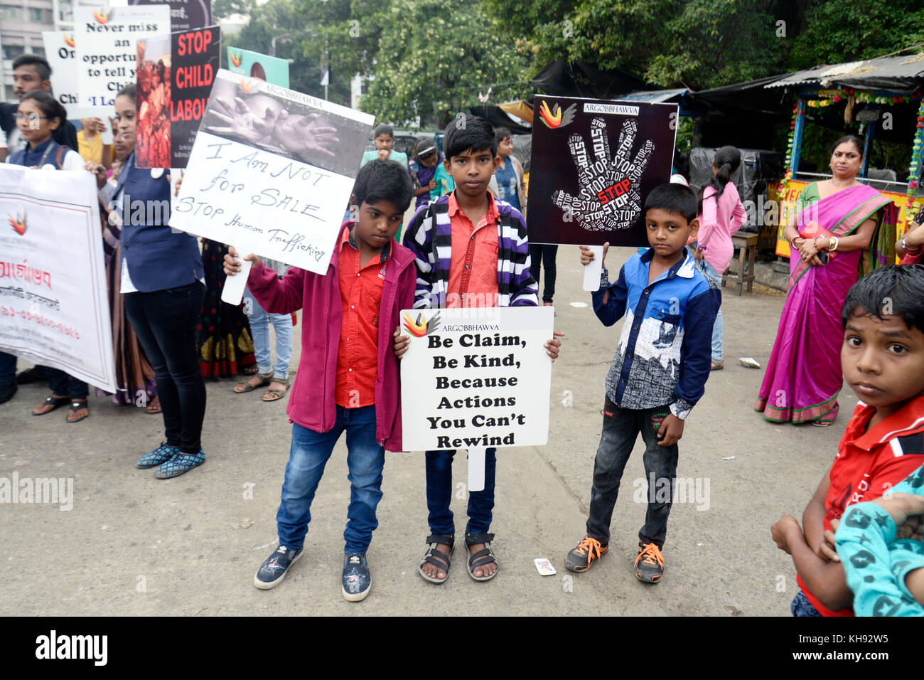 Kolkata, India. 14th Nov, 2017. Social activist along with children take part in a campaign for child safety and child protection on the occasion of Children Day on November 14, 2017 in Kolkata. Children Day celebrate across India to increase awareness of the rights, care and education of the children on 14th November annual on the birth anniversary of the first Prime Minister of India Jawaharlal Nehru also call Chacha Nehru. Credit: Saikat Paul/Pacific Press/Alamy Live News Stock Photo