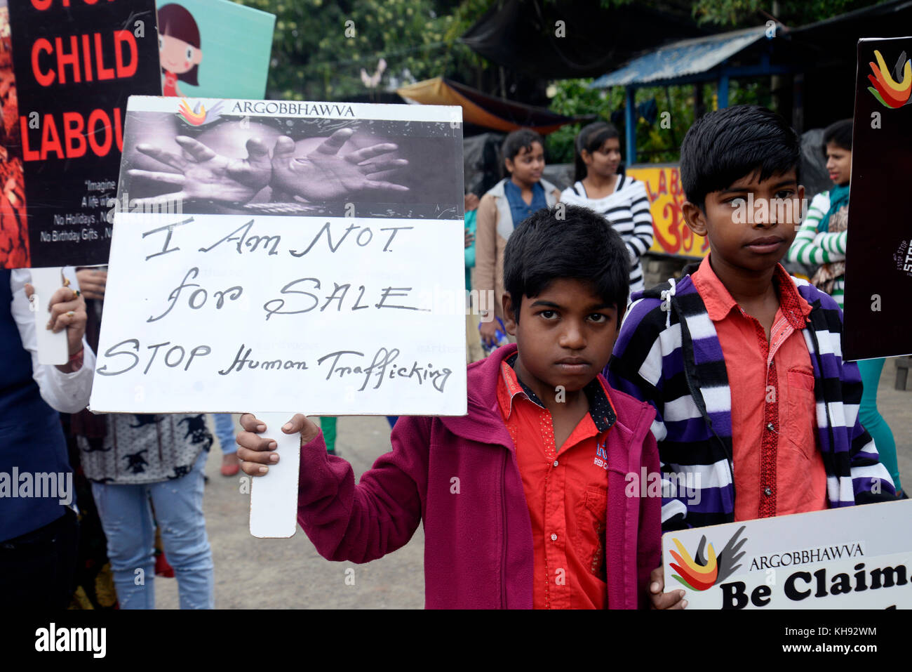 Kolkata, India. 14th Nov, 2017. Social activist along with children take part in a campaign for child safety and child protection on the occasion of Children Day on November 14, 2017 in Kolkata. Children Day celebrate across India to increase awareness of the rights, care and education of the children on 14th November annual on the birth anniversary of the first Prime Minister of India Jawaharlal Nehru also call Chacha Nehru. Credit: Saikat Paul/Pacific Press/Alamy Live News Stock Photo