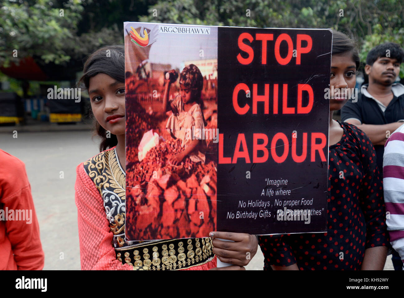 Kolkata, India. 14th Nov, 2017. Social activist along with children take part in a campaign for child safety and child protection on the occasion of Children Day on November 14, 2017 in Kolkata. Children Day celebrate across India to increase awareness of the rights, care and education of the children on 14th November annual on the birth anniversary of the first Prime Minister of India Jawaharlal Nehru also call Chacha Nehru. Credit: Saikat Paul/Pacific Press/Alamy Live News Stock Photo