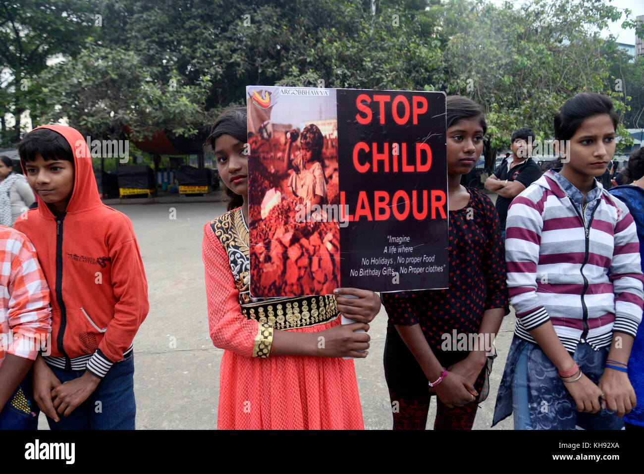 Kolkata, India. 14th Nov, 2017. Social activist along with children take part in a campaign for child safety and child protection on the occasion of Children Day on November 14, 2017 in Kolkata. Children Day celebrate across India to increase awareness of the rights, care and education of the children on 14th November annual on the birth anniversary of the first Prime Minister of India Jawaharlal Nehru also call Chacha Nehru. Credit: Saikat Paul/Pacific Press/Alamy Live News Stock Photo