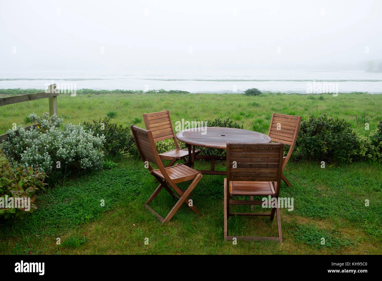 Wooden garden furniture hires stock photography and images Alamy