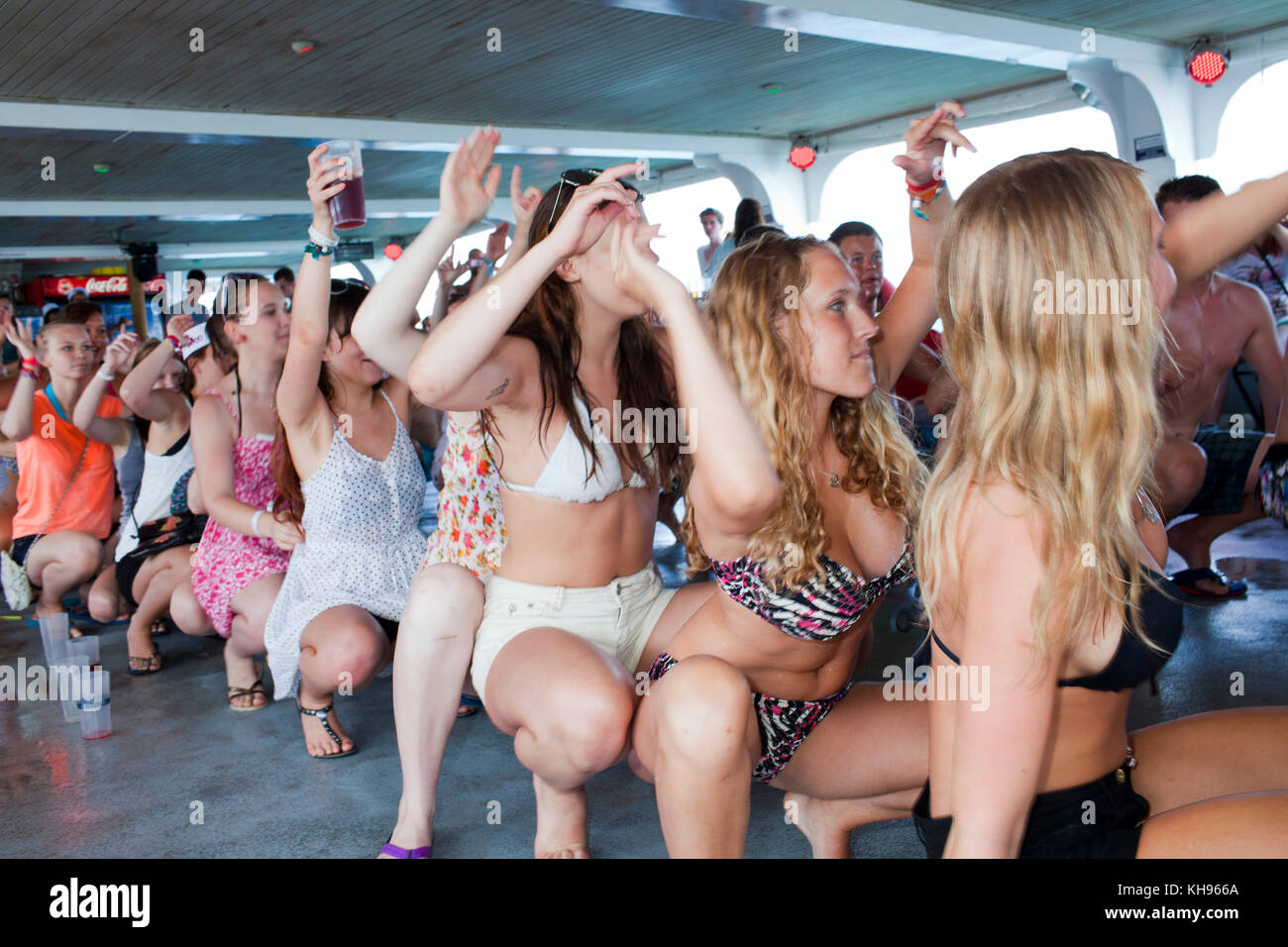 marionet plakat angre Young tourists on board the Tattoo party boat for an afternoon of drinking  and games, Sunny Beach, Bulgaria Stock Photo - Alamy