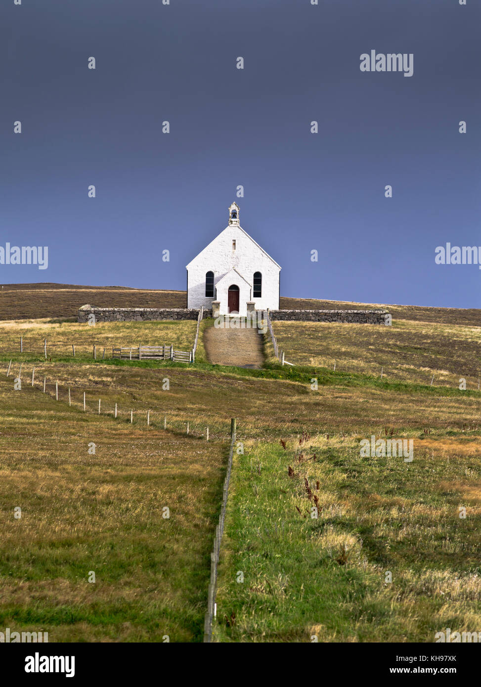 dh KIRK FAIR ISLE Remote buildings white scottish building stormy skies Church of Scotland islands Stock Photo