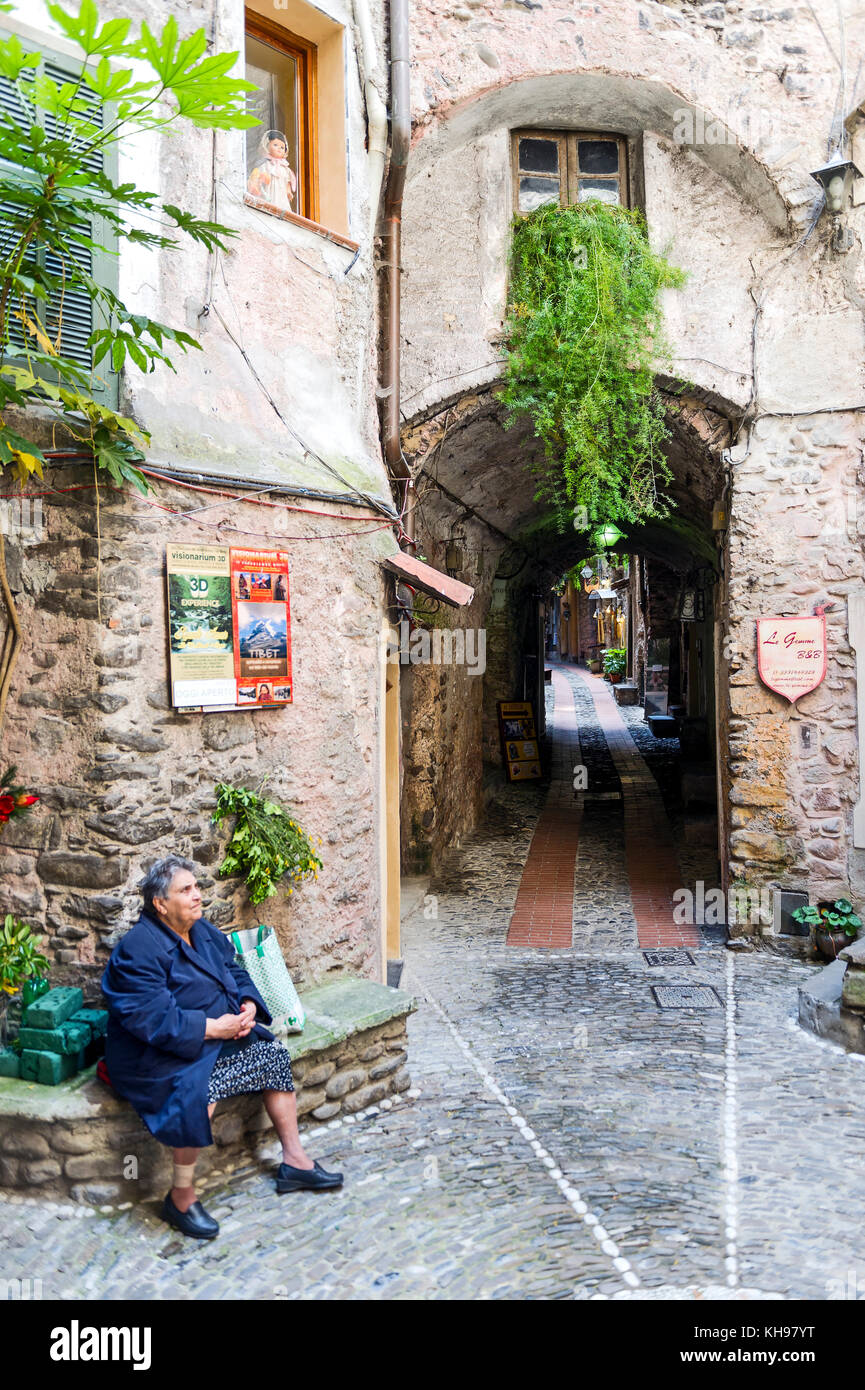 Italie. Ligure. Village de Dolceacqua. Ruelles du village // Italy. Ligure. Dolceacqua. The alley in the village Stock Photo