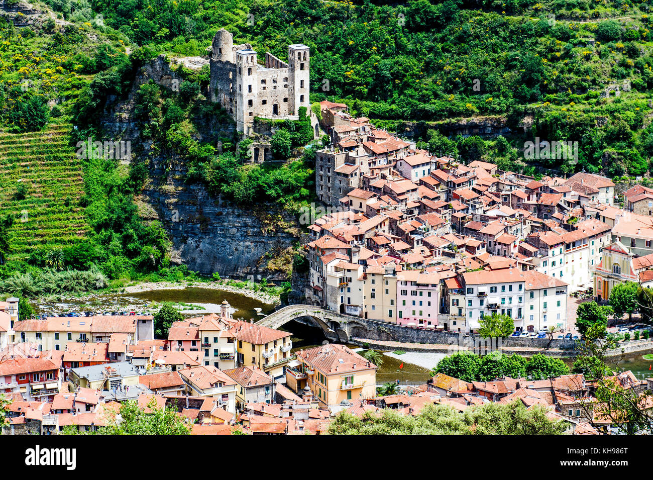 italie-ligure-village-de-dolceacqua-le-village-et-les-ruines-du